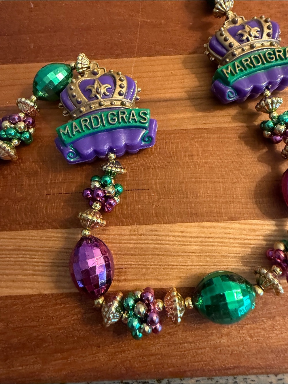 Mardi Gras Necklace Chunky 4 Crowns - Picture 3 of 4